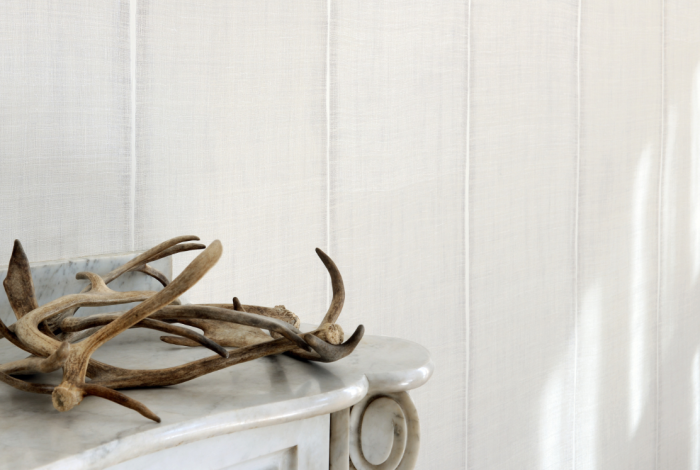 tapeta Sari w salonie taupe - aranżacja wnętrz