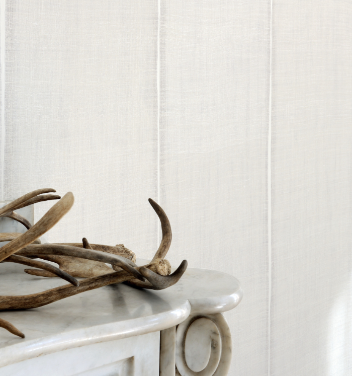 tapeta Sari w salonie taupe - aranżacja wnętrz