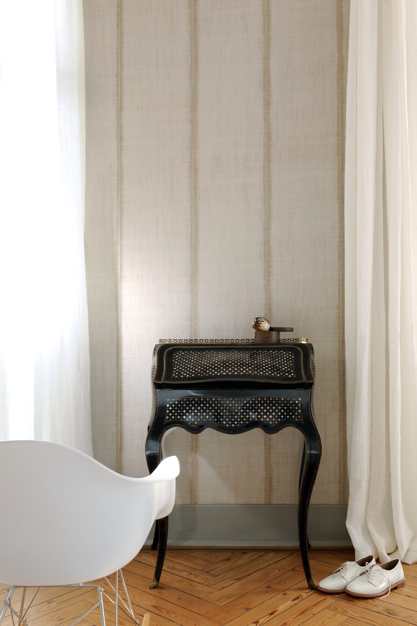 Jak ocieplić wnętrze jednym detalem? Tapeta ścienna Sari – inspiracje i aranżacje.